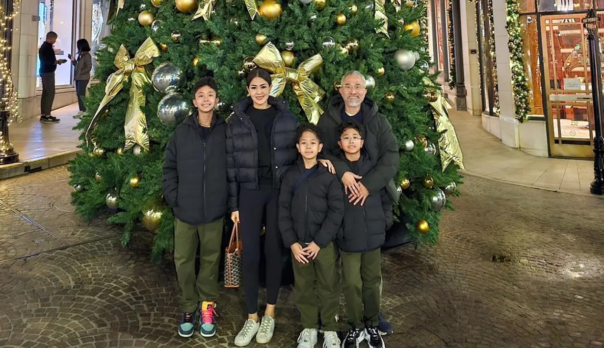 Rayakan Natal di luar negeri, Lukman Sardi dan keluarga kompak kenakan jaket musim dingin warna hitam. Diketahui Lukman Sardi dan keluarga nikmati liburan Natal dan akhir tahun 2023 di Amerika Serikat. Berfoto di depan pohon Natal, kebahagiaan tentunya dirasakan oleh keluarga ini. Rayakan Natal 2023 di lingkungan mayoritas membuat suasana perayaan Natal jadi lebih terasa meriah dan penuh sukacita. (Liputan6.com/IG/@lukmansrd)