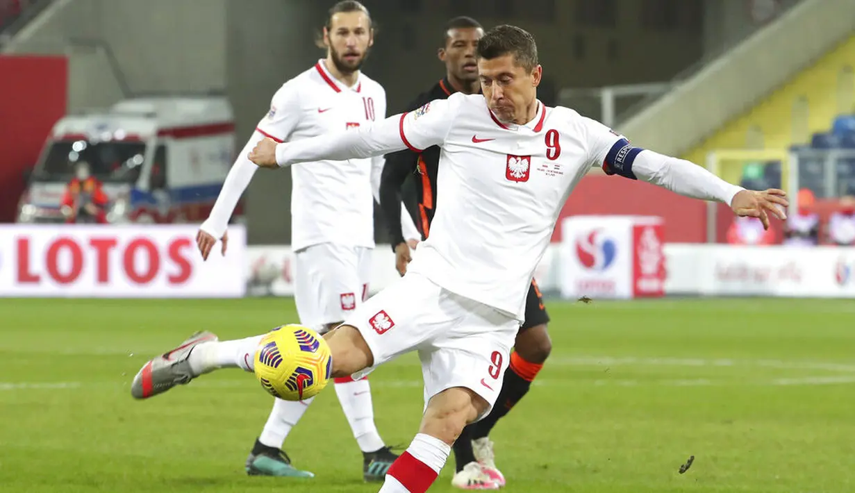 Pemain Polandia, Robert Lewandowski, melepaskan tendangan saat melawan Belanda pada laga UEFA Nations League di Stadion Silesian, Kamis (19/11/2020). Belanda menang dengan skor 2-1. (AP/Czarek Sokolowski)