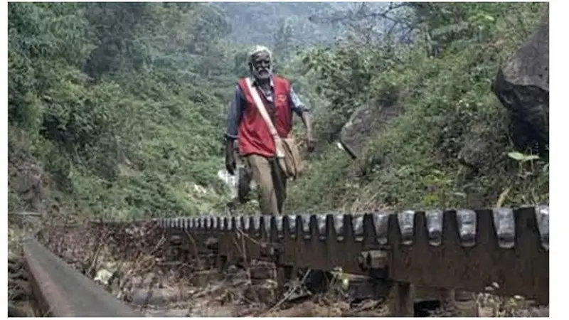 Kisah Perjuangan Tukang Pos 30 Tahun Jalan Kaki 15 Km Lewati Hutan, Bikin Salut