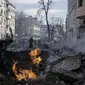 Petugas pemadam kebakaran memadamkan sebuah rumah apartemen setelah serangan roket Rusia di Kharkiv, kota terbesar kedua di Ukraina, Ukraina, Senin, 14 Maret 2022. (AP Photo/Pavel Dorogoy)