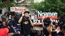 Ngamen Solidaritas, itulah cara Giring dalam menghibur masyarakat. Ditengah suasana sedikit memanas di media sosial terkait Pilkada DKI Jakarta belakangan ini, ia mencoba mendinginkan suasana. (Syaiful Bahri/Bintang.com)