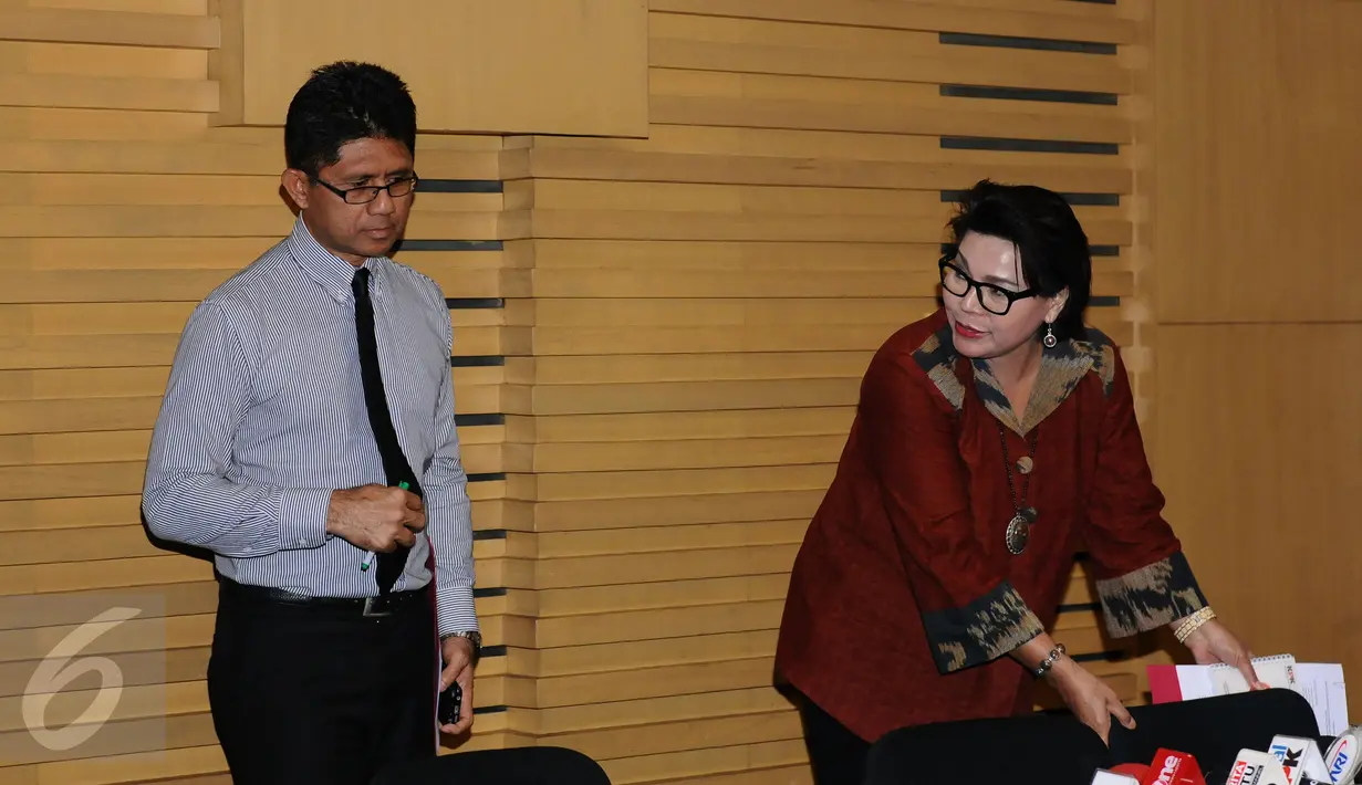 Pimpinan KPK, Laode Muhammad Syarif (kiri) bersama Basaria Panjaitan usai memberi keterangan kasus OTT Hakim MK, Patrialis Akbar di Jakarta, Kamis (26/1). Patrialis diduga menerima suap uji materi undang-undang. (Liputan6.com/Helmi Fithriansyah)