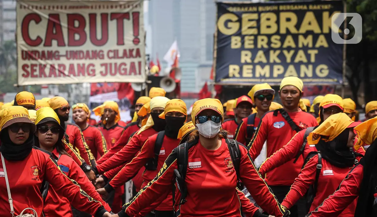 Massa yang tergabung dalam Gerakan Buruh Bersama Rakyat (GEBRAK) menggelar aksi dikawasan Patung Kuda, Jakarta, Senin (2/10/2023). (Liputan6.com/Faizal Fanani)