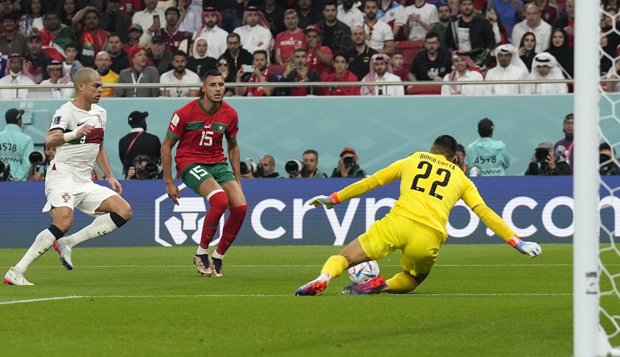 Maroko juga mampu menciptakan beberapa peluang, di antaranya melalui Selim Amallah pada menit ke-35. Sayang, tembakannya masih melambung di atas gawang Portugal yang dikawal Diogo Costa. (AP/Martin Meissner)