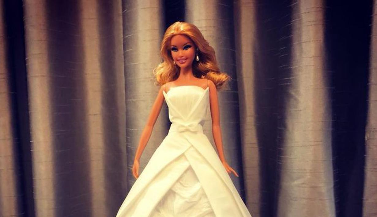 Bagai Desainer Pria Ini Bikin Baju Baju Barbie Cantik Dari Tisu