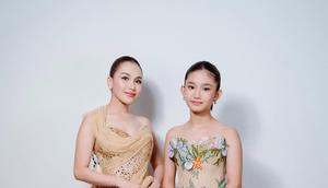 Pasangan ibu anak ini kompak dalam balutan bernuansa nude gold. Ayu Ting-Ting kenakan sequin gold dress dari Felissa Thung. Gaun ini memiliki one shoulder tulle drappery yang jatuh hingga melantai [@ayutingting92]