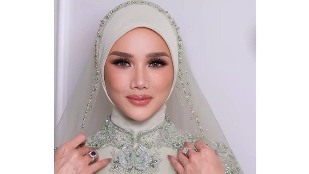 5 Potret Mulan Jameela Pakai Cincin Blue Sapphire di Berbagai Momen, Tampil Mewah dan Menawan