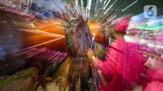 Peserta mengikuti Festival Tabuh Bedug Malam Takbiran di Jakarta International Stadium (JIS), Jakarta, Minggu (1/5/2022). Pemerintah Provinsi DKI Jakarta menyelenggarakan Festival Beduk bertepatan dengan malam menyambut Idul Fitri 1443 Hijriah. (Liputan6.com/Faizal Fanani)