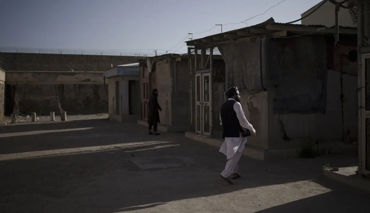 Pasukan Taliban berjalan di penjara Pul-e-Charkhi, Kabul, Afghanistan, Senin (13/9/2021). Saat ini Taliban mengendalikan penjara Pul-e-Charkhi dan membuatnya kembali berjalan dengan menahan sekitar 60 orang, terutama pecandu narkoba dan penjahat. (AP Photo/Felipe Dana)
