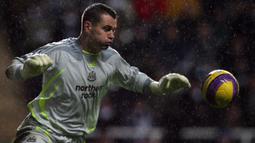 Assist pertama dibuat saat Newcastle United menang 5-1 atas tuan rumah Coventry City di pekan ke-6 Liga Inggris musim 1998/1999 (19/9/1998). Sementara assist keduanya dibuat di pekan ke-7 di musim yang sama saat menang 2-0 atas tamunya Nottingham Forest (26/9/1998). (AFP/Paul Ellis)