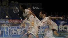 Pasangan  ganda putri Indonesia, Della Puspita Haris/Rosyita Eka Putri Sari, kalah dari pasangan Korea, Chang Ye Na/Lee So hee pada laga Indonesia Open 2017 di JCC, Jumat (16/6/2017). Indonesia kalah 21-17, 13-21- 13-21. (Bola.com/M Iqbal Ichsan)