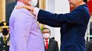 Presiden Joko Widodo atau Jokowi (kanan) memasangkan pangkat ke pundak Panglima TNI Laksamana TNI Yudo Margono saat acara pelantikan di Istana Negara, Jakarta, Senin (19/12/2022). Presiden Jokowi melantik Laksamana TNI Yudo Margono sebagai Panglima TNI menggantikan Jenderal TNI Andika Perkasa. (Foto: Laily Rachev - Biro Pers Sekretariat Presiden)