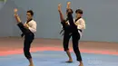 Gaya Tim putra Taekwondo Indonesia yang ikut kategori Poomsae saat berlatih di GOR Popki, Cibubur (13/7/2017). (Bola.com/Nicklas Hanoatubun)
