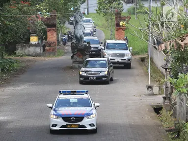 Mobil polisi mengawal iring-iringan rombongan mantan Presiden Amerika Serikat Barack Obama melintas di kawasan Bongkasa, Badung, Bali, Senin (26/6). (Liputan6.com/Immanuel Antonius)