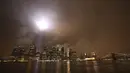 Penghormatan  9/11 dalam Cahaya bersinar di atas kaki langit Manhattan di New York City (10/9/2020). Tribute in Light tahunan National September 11 Memorial & Museum awalnya dibatalkan tahun ini karena pandemi COVID-19. (Michael M. Santiago/Getty Images/AFP)