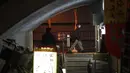 Orang-orang berjalan melewati sebuah restoran di Tokyo(7/1/2021). Ibu kota juga mengumumkan rekor 2.447 kasus Virus Corona baru pada Kamis, naik dari catatan 1.591 pada hari sebelumnya, kata pemerintah metropolitan. (AP Photo/Eugene Hoshiko)