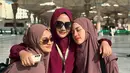 Atau potret gemas Happy Salma yang berpelukan ini. Ia mengenakan outfit serba cokelat, serasi antara abaya dan hijabnya. [Foto: Instagram/happy_asmara77]