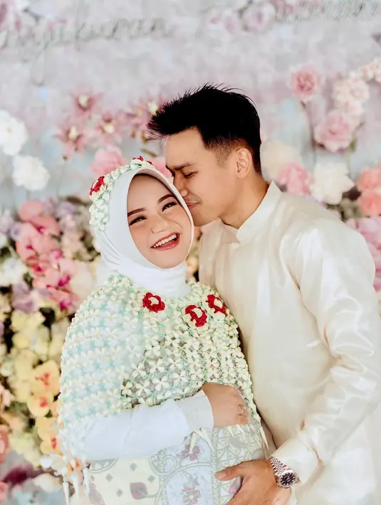 Tidak lama lagi pria kelahiran Palu itu akan menjadi seorang ayah. Dengan menjadi ayah, Witan pun akan tak lagi menyandang Baby Shark, melainkan Dady Shark. Perubahan ini disebabkan oleh fakta bahwa Witan Sulaiman akan segera memasuki peran sebagai seorang ayah. [Instagram/rismahanisulaiman_]