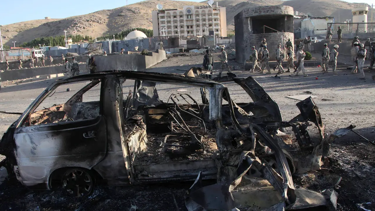 Personel keamanan Afghanistan menyelidiki lokasi ledakan bom mobil bunuh diri dan baku tembak di dekat konsulat AS di Provinsi Herat, sebelah barat Kabul, Afghanistan, Jumat, 13 September 2013.