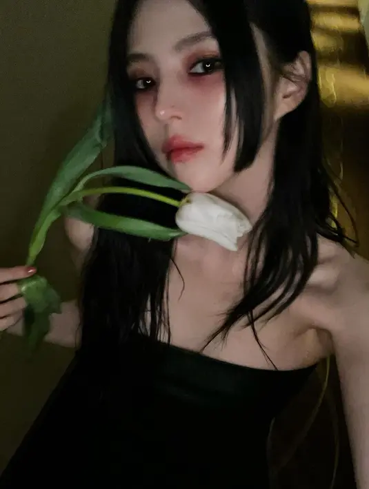 ‘Sleepy Makeup Look’ sebelumnya sempat menjadi tren di media sosial terutama TikTok sepanjang 2022. Riasan ini pada dasarnya digunakan untuk menciptakan kesan look yang sexy dan misterius. [@xeesoxee]