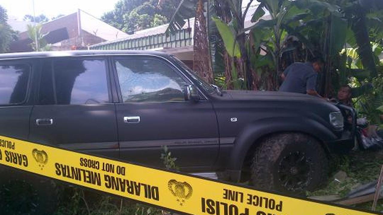Sebuah mobil menabrak pembatas jalan hingga keluar jalan di Jalan Kapt 