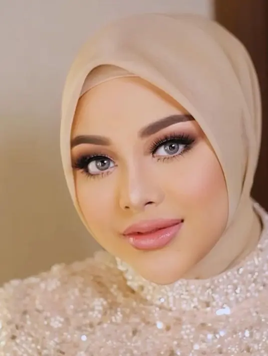Potret cantik Aurel bak Barbie hidup. Ia memadukan riasan bernuansa merah muda dengan lensa kontak berwarna abu-abu yang menyempurnakan keseluruhan penampilannya. [Foto: Instagram/makeupbylaode]