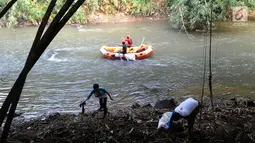 Sukarelawan memunguti sampah di aliran sungai saat kegiatan Bebersih Ciliwung di Yayasan Bambu Indonesia, Cibinong, Bogor, Jawa Barat, Minggu (23/6/2019). Bebersih Ciliwung dilakukan di 33 kecamatan sepanjang aliran Sungai Ciliwung. (merdeka.com/Arie Basuki)