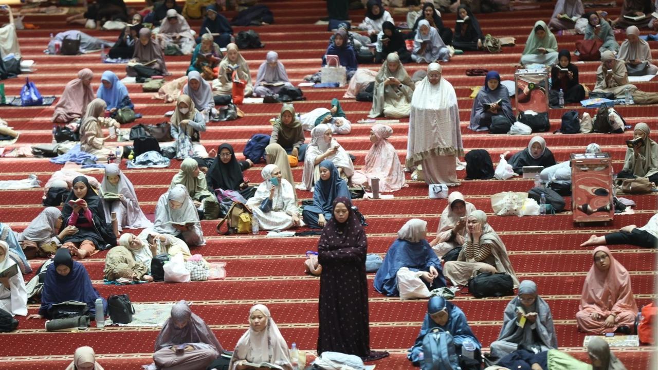 FOTO: Ribuan Jemaah Jalani Itikaf Malam 21 Ramadan di Masjid Istiqlal