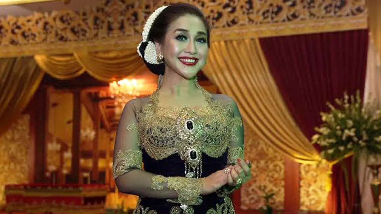 Paramitha Rusady menerima gelar kebangsawanan dari Keraton Surakarta