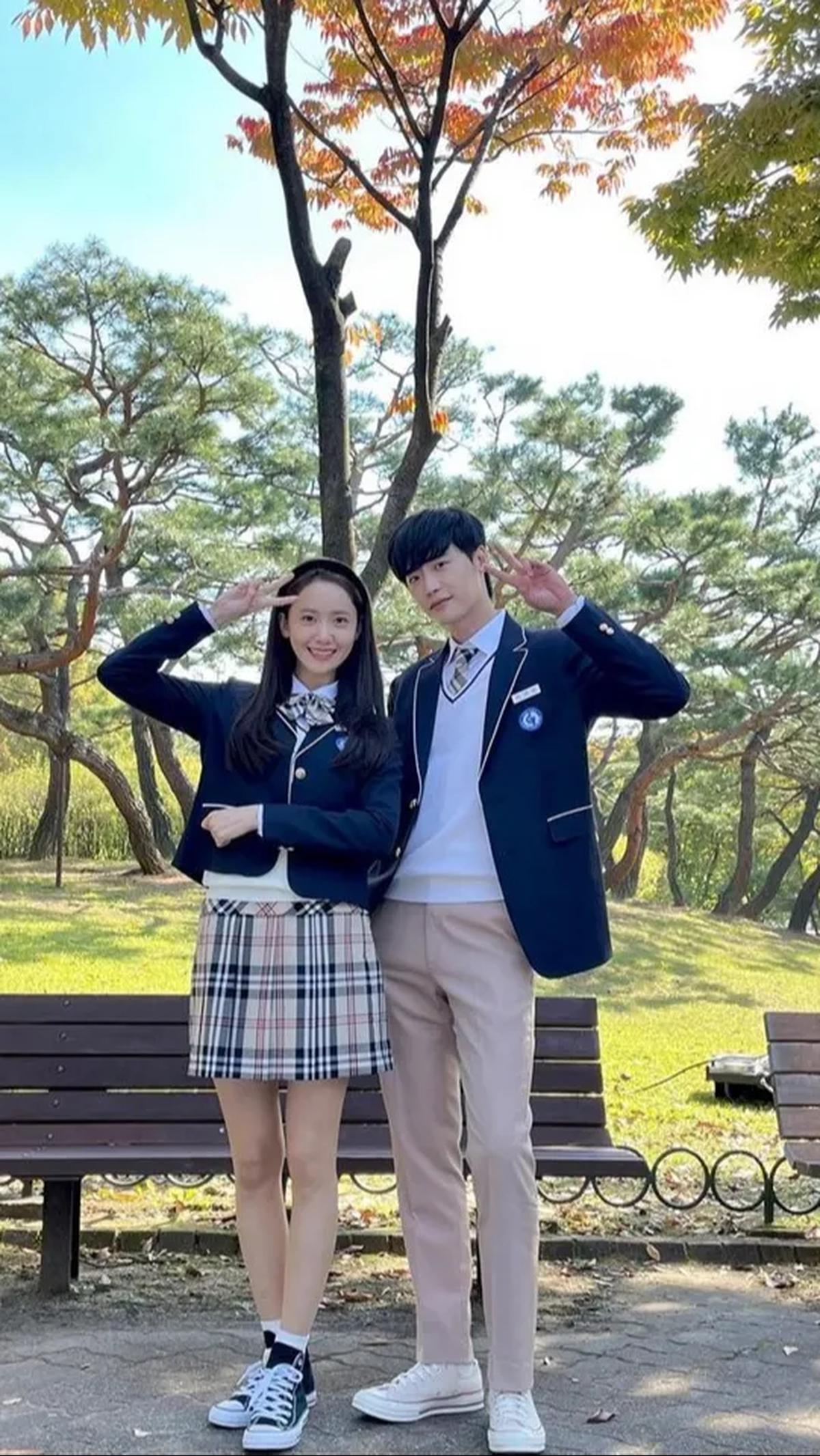 2. Lee Jong Suk: Kembali ke Masa Lalu di "Big Mouth"