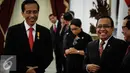 Presiden Joko Widodo (kiri) bersiap menerima surat-surat kepercayaan Duta Besar Luar Biasa dan Berkuasa Penuh (LBBP) untuk Republik Indonesia di Istana Merdeka, Jakarta, Selasa (4/10). (Liputan6.com/Faizal Fanani)