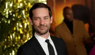 Potret Tobey Maguire Pimpin Pernikahan Mantan Istri di Hawaii