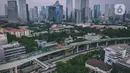 Foto udara pembangunan jalur kereta lintas rel terpadu (LRT) Jabodebek di Jakarta, Selasa (7/1/2020). Longspan Kuningan proyek LRT Jabodebek yang menjadi jembatan lengkung paling panjang di Indonesia memiliki panjang jembatan 148 meter dengan radius lengkungan 115 meter. (Liputan6.com/Faizal Fanani)