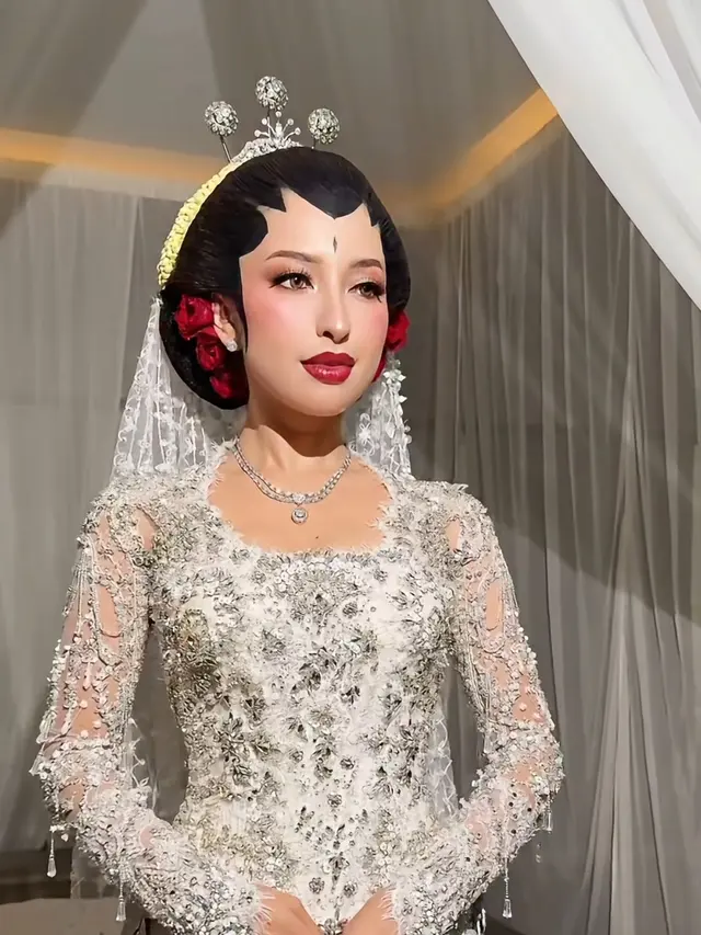 Makeup Jennifer Coppen saat akad nikah. [@kunsoomakeupartist]