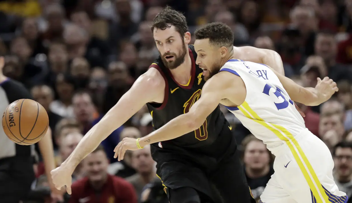 Pemain Cleveland Cavaliers, Kevin Love (kiri) berebut bola dengan pemain Golden State Warriors, Stephen Curry pada lanjutan NBA basketball game di Quicken Loans Arena, Cleveland, (15/1/2018). Warriors menang 118-108. (AP/Tony Dejak)