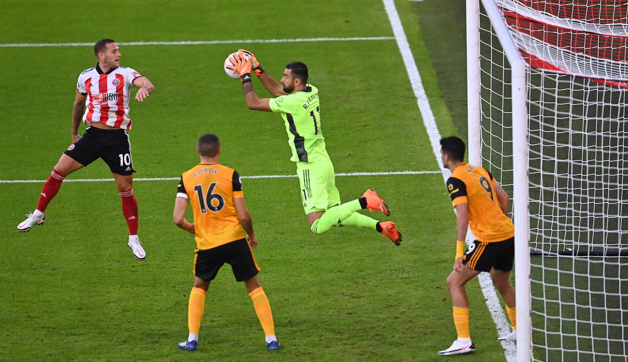 Kiper Wolverhampton Wanderers, Rui Patricio, menangkap bola saat menghadapi Sheffield United pada laga Liga Inggris di Bramall Lane, Selasa (15/9/2020). Wolverhampton menang 2-0 atas Sheffield United. (AFP/Laurence Griffiths/pool)