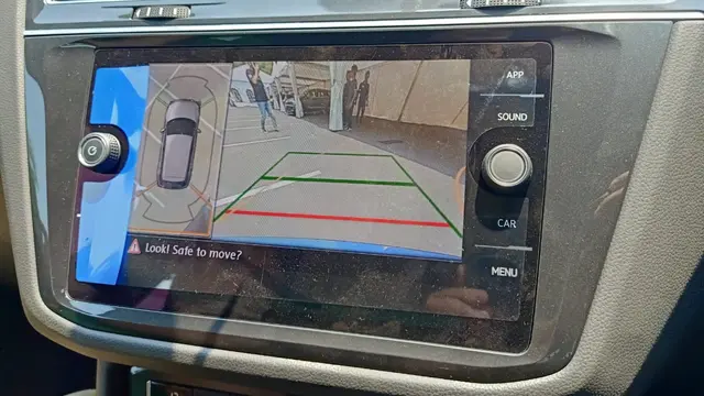 kamera disekeliling mobil yang mampu membantu pengemudi saat hendak memarkirkan kendaraannya