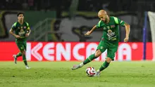 Pemain Persebaya Surabaya,&nbsp;Risto Mitrevski ketika bertanding melawan PSIM Surabaya&nbsp;pada BRI Super League 2025/2026 di Stadion Gelora Bung Tomo, Surabaya,&nbsp;Jumat (8/8/2025). (Bola.com/Abdul Aziz)