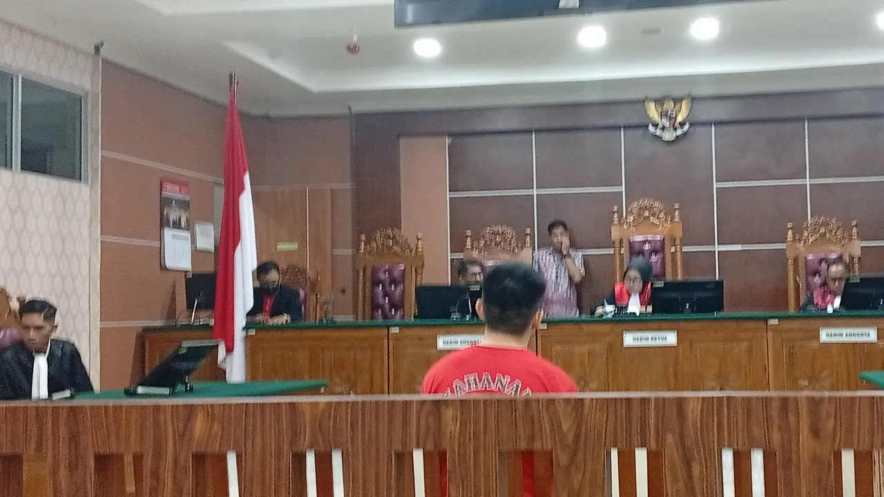 Majelis Hakim Saat membacakan Amar putusan vonis seumur hidup  lebih tinggi dari tuntutan JPU terhdap Terdakwa Tauzaen.