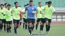 Pemain Timnas Indonesia U-16 melakukan pemanasan saat pemusatan latihan di Stadion Patriot Candrabhaga, Bekasi, Senin (6/7/2020). Timnas Indonesia U-16 terus menggelar persiapan sebelum berkiprah di Piala AFC U-16 2020. (Dokumentasi PSSI)