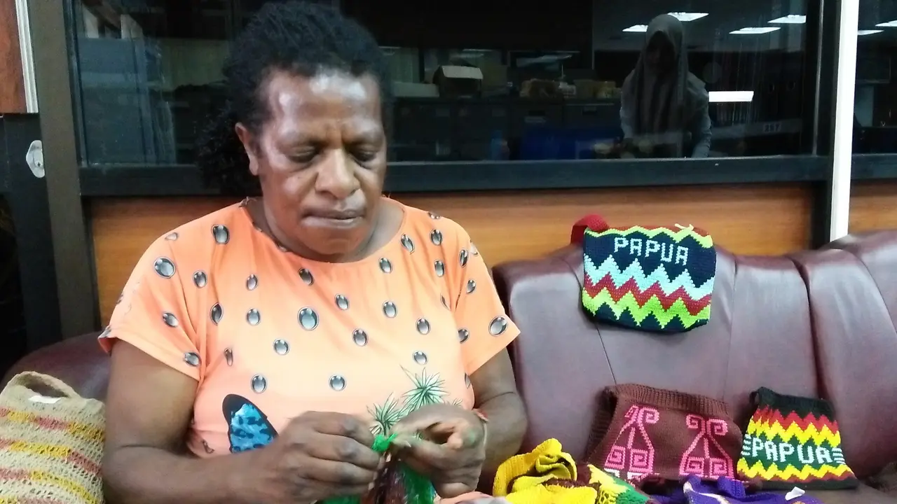 Kiat Mama Penjual Noken Mudahkan Transaksi Penjualan