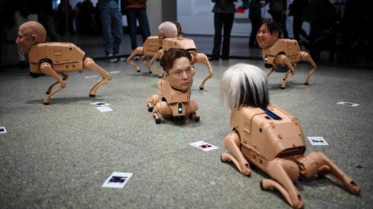 FOTO: Robot Anjing Berwajah Tokoh Dunia Hadirkan Kritik AI di Galeri Berlin