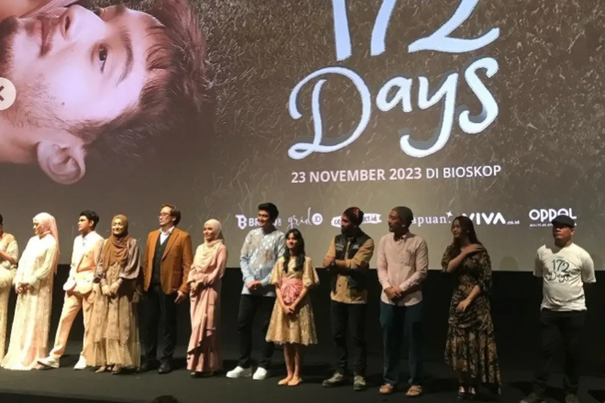 Potret Cindy Fatika Sari dan Tengku Firmansyah bersama pemain film 172 days di gala premiere  (Sumber: Instagram/cindyfatikasari18)