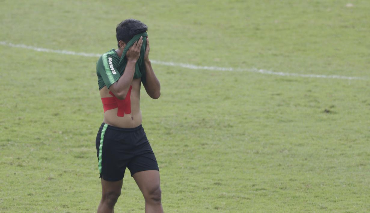 Pemain Timnas Indonesia U-23, Asnawi Mangkualam, tampak lelah saat latihan di Stadion Madya, Jakarta, Rabu (13/3). Latihan ini merupakan persiapan jelang Kualifikasi Piala AFC U-23. (Bola.com/Vitalis Yogi Trisna)