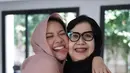 Turut mengabadikan momen kebersamaan ibu di Instagram Story, Bunga Citra Lestari tampil kompak dengan sang ibu dalam balutan outfit pink pastel. (Instagram/bclsinclair).