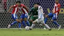 Penyerang Argentina, Lionel Messi mengontrol bola saat melawan Paraguay pertandingan partai matchday 3 Grup A Copa America 2021 di Stadion Nasional di Brasilia, Brasil, Selasa (22/6/2021). Berkat hasil ini, Argentina sementara duduk di puncak klasemen Grup A dengan poin 7. (AP Photo/Eraldo Peres)