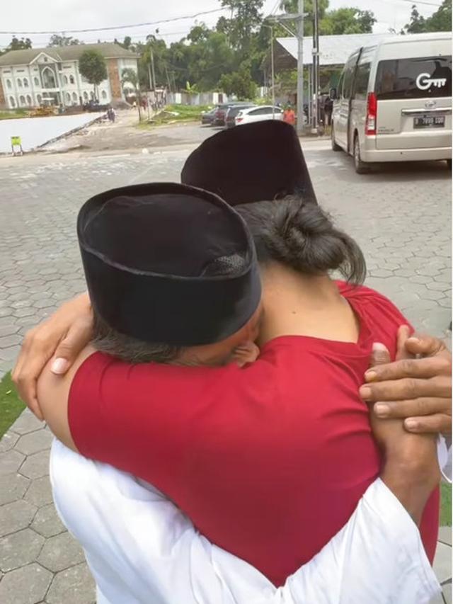 6 Momen Sunhaji Penjual Es Teh Berangkat Umroh, Pamitan dengan Miftah Maulana