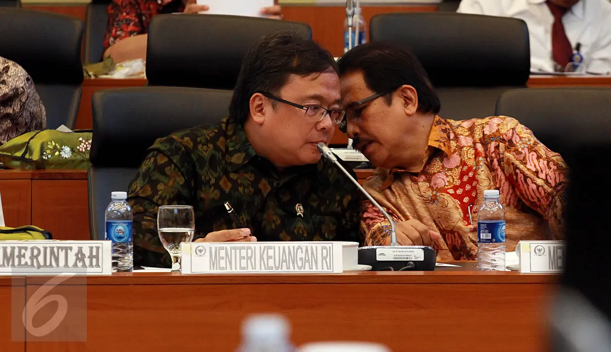 (Ki-ka) Menkeu Bambang Brodjonegoro dan Menteri PPN Sofyan Jalil saat Rapat Kerja di Senayan, Jakarta, Kamis (15/10/2015). Pemerintah mengurangi alokasi belanja daerah untuk kedua kalinya pada RAPBN 2016 sebesar 0,51 persen. (Liputan6.com/JohanTallo)