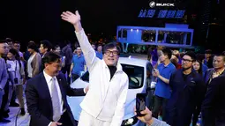 Jackie Chan menyapa awak media saat menghadiri peluncuran mobil Buick Velite 5 Hybrid di pameran Shanghai Auto Show 2017 di Shanghai, China, (18/4). Mobil ini dapat mencapai 116 km dengan sekali charge. (AP Photo / Ng Han Guan)