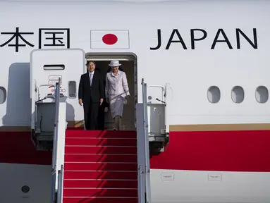 Kaisar Jepang Naruhito (kiri) bersama Permaisuri Masako menuruni tangga pesawat saat tiba di Bandara Soekarno Hatta, Tangerang, Banten, Sabtu (17/6/2023). (ANTARA FOTO/POOL/Sigid Kurniawan)
